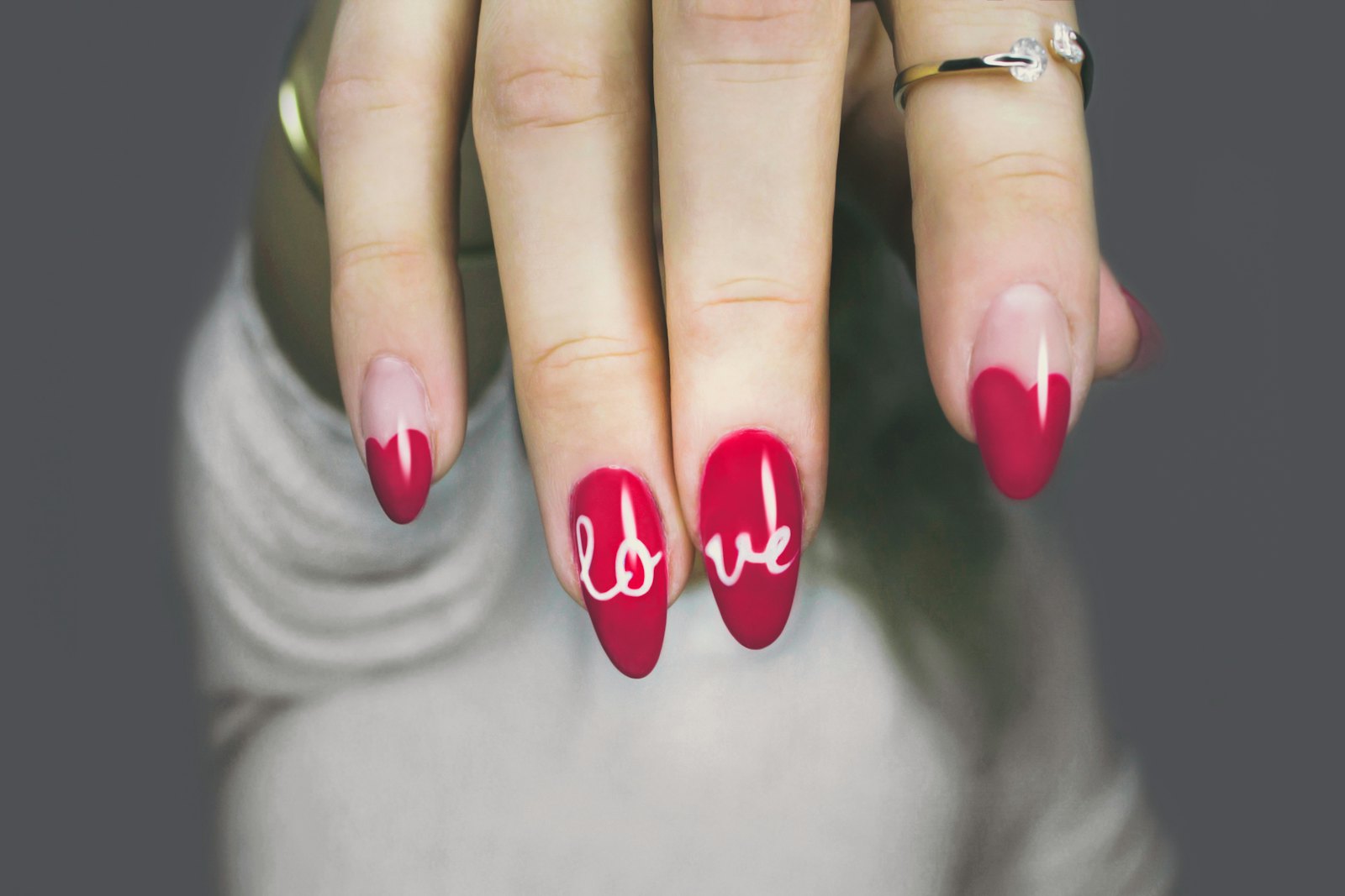 Romantic red nail design